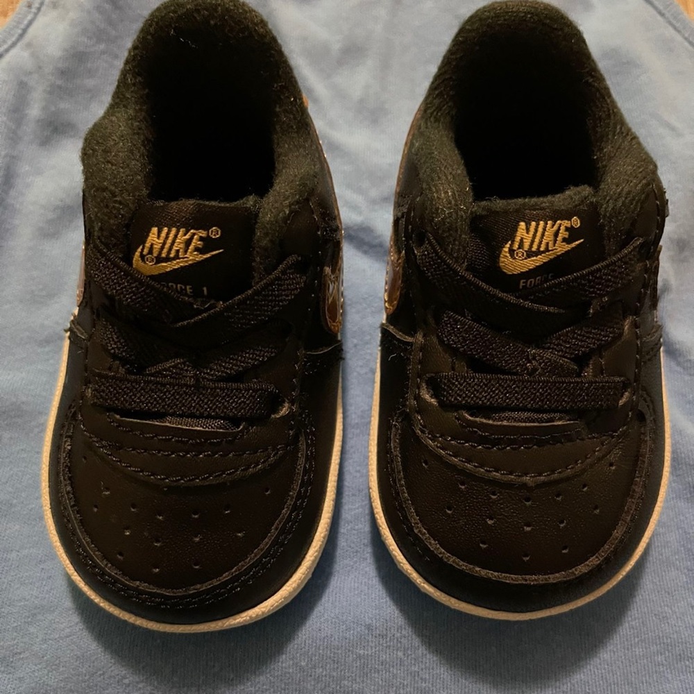 Infant nikes size 2c